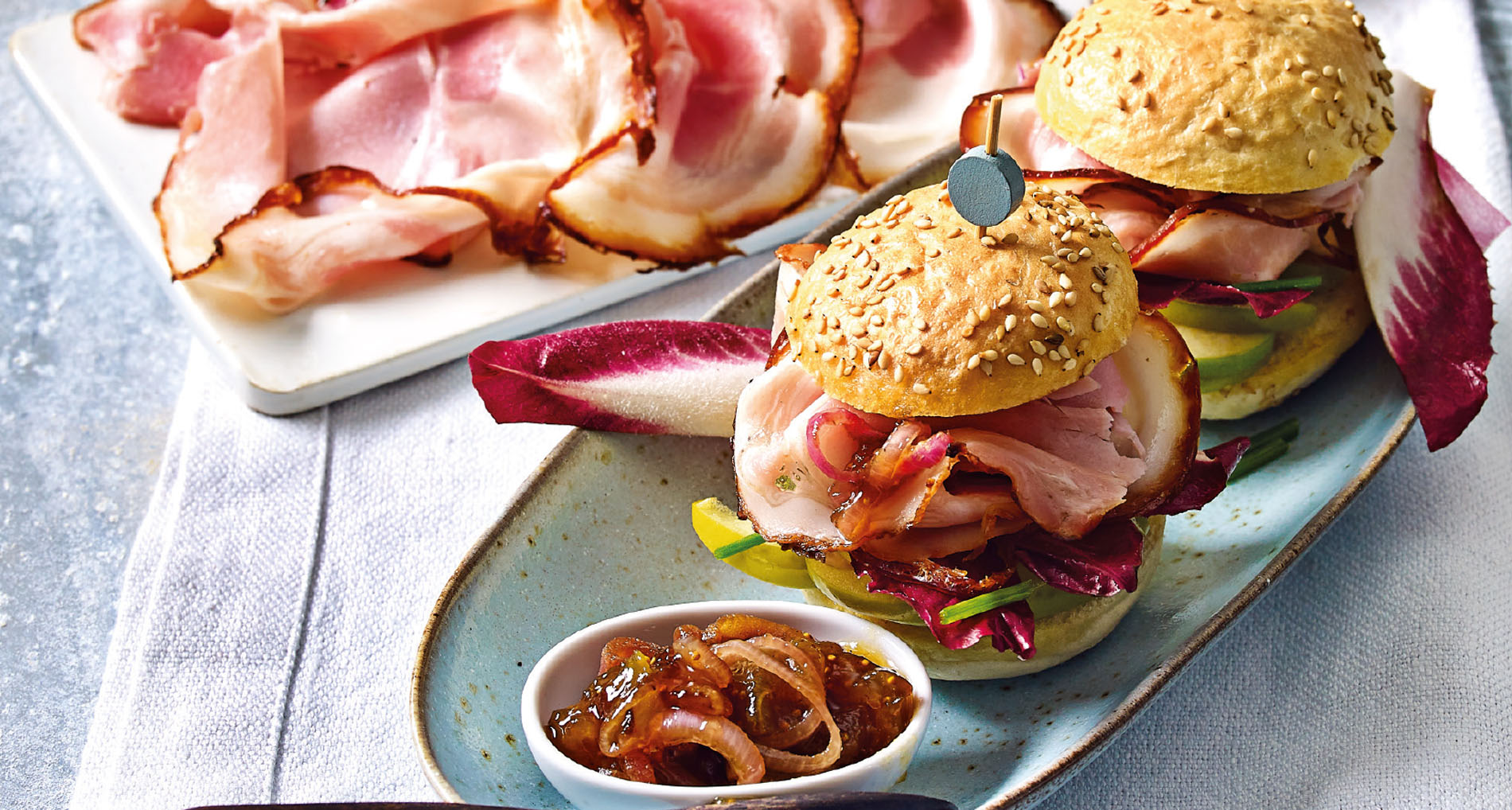 een vergoeding Treinstation Bedenk Mini hamburgerbroodjes met roasted pork, appel, vijgenchutney en roodlof