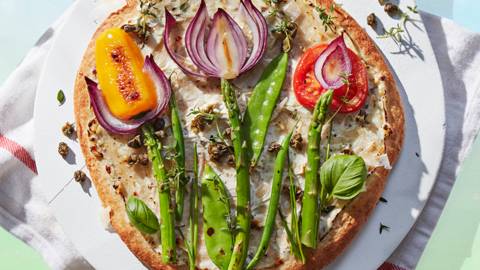 Kleurrijke groentepizza met bloemkoolbodem
