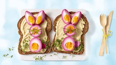 Vrolijke roze ei-paashaasjes op brood