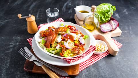 Italiaanse salade met Parmaham en mozzarella