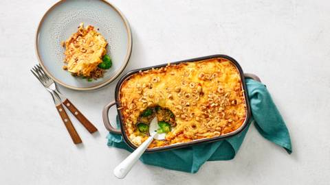 Ovenschotel met gehakt, zoete aardappelpuree, broccoli en kaas