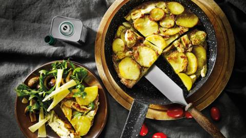 Tortilla met artisjok, Manchego en salade van gebakken campignons