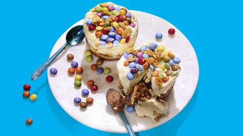 Kleurrijke ijstaartjes met pinda’s, karamel, kletskoppen en Smarties