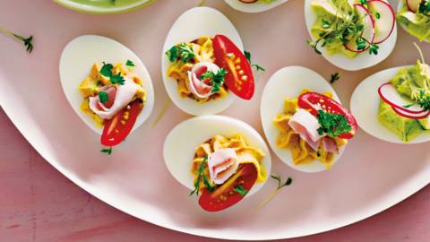 Gevulde eieren met kalkoen, tomaat en peterselie