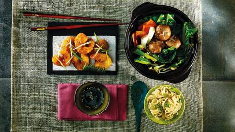 Gefrituurde Japanse garnalen met gestoomde groenten