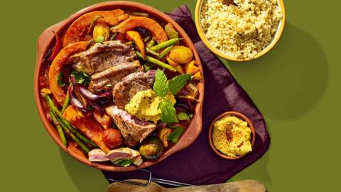 Gemarineerde lamskoteletten met Arabische groenten, couscous en houmous
