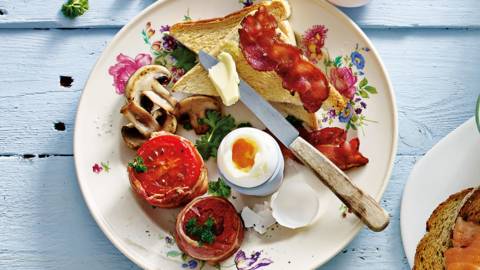 Engels ontbijt: tomaten omwonden met ontbijtspek, ei en toast