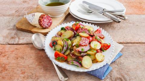 Aardappelsalade met salami, tomaat en citroendressing