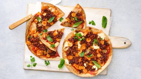 Wrap pizza met kruidig gehakt, wortel en mozzarella
