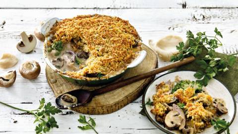 Ovenschotel met kip, broccoli en een krokant broodkruim-kaaskorstje