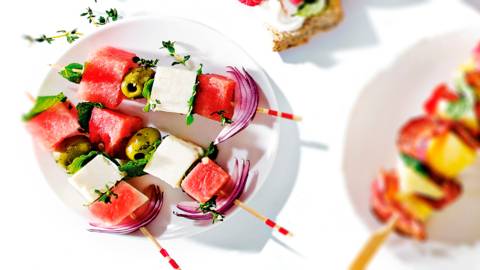 Prikker met watermeloen, rode ui, olijven en feta