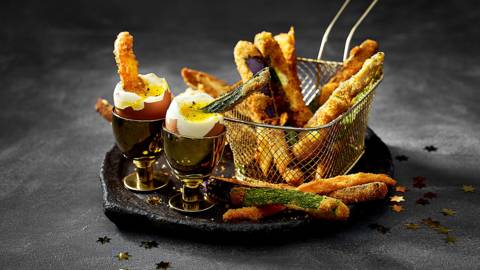Gouden egg yolk dip met tempura van groenten en goudgebakken kaas-brooddippers