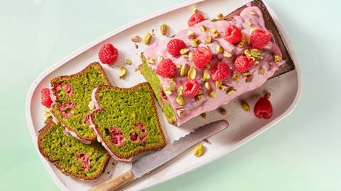 Pistache cake met spinazie, roze glazuur en frambozen