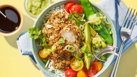 Pokebowl met krokante kippendijen, avocado, peultjes en gember dressing