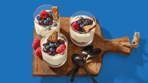 Yoghurtmousse met bosvruchten en speculaas