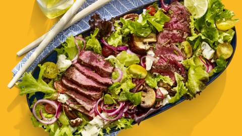 Salade met biefstuk, druiven, gebakken champignons en gorgonzola