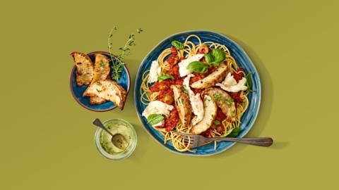 Spaghetti met geroosterde knolselderij, tomatensaus, mozzarella en basilicum