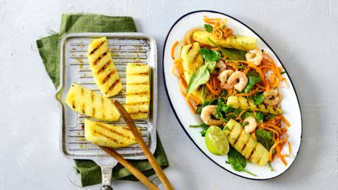 Spinazie-wortelsalade met gegrilde ananas, garnalen en limoen-pindadressing