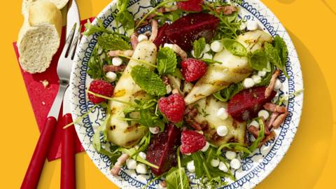 Salade met gegrilde peer, geitenkaasbolletjes, bieten en framboos