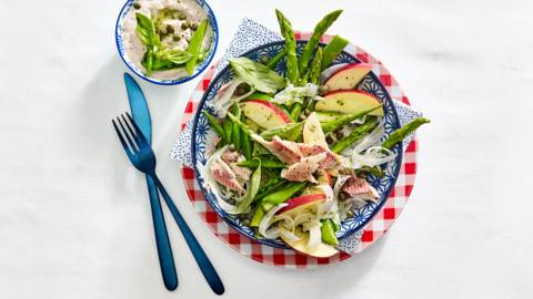 Salade met forel, groene asperges, venkel, peultjes en tonijnmayonaise