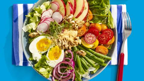 Saladebowl met Hollandse groenten en houmous