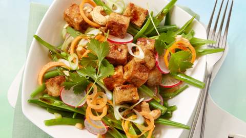 Salade met haricots verts, radijs, krokante tofu en Oosterse dressing