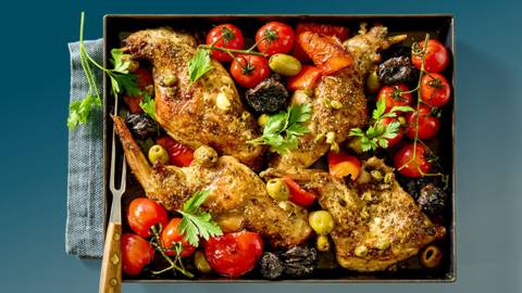 Konijnenbout uit de oven met tomaatjes, olijven en pruimen