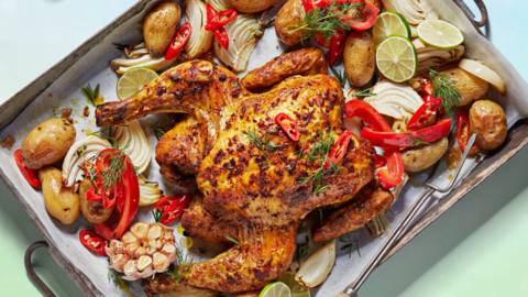 Pittige hele kip uit de oven met limoen, venkel, krieltjes en gemarineerde chili