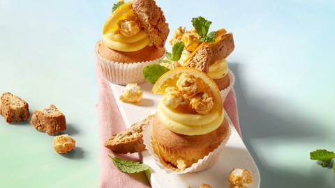Vanille cupcakes met sinaasappel botercrème, karamelvulling en cantuccini