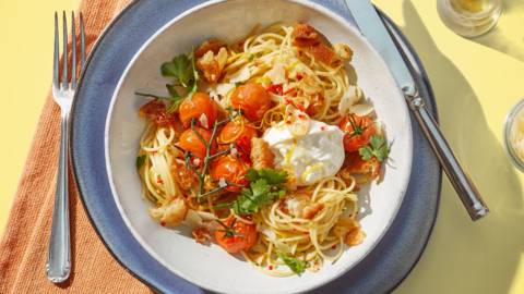 Knoflook spaghetti met burrata, rode peper en peterselie