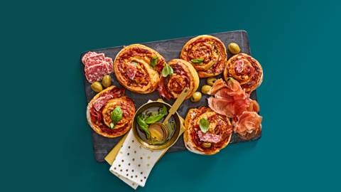 Pizzarolls met oude kaas, pesto en Italiaanse vleeswaren
