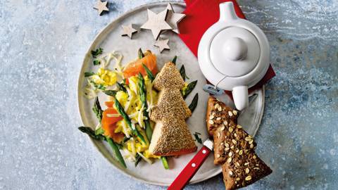 Kerstboombroodjes met scrambled eggs, truffelkaas, aspergetips en gerookte zalm