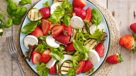 Salade met gemarineerde aardbeien, courgette en geitenkaas