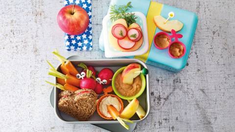 Lunchbox met groente, dips en sandwich met speculoospasta en appel