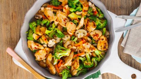Oosterse roerbakschotel van broccoli, kip en champignons