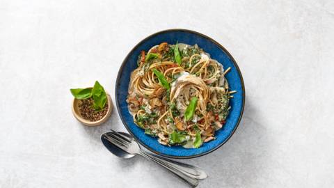 Volkoren spaghetti met spinazie, champignons, spekjes en kruidenroomkaas
