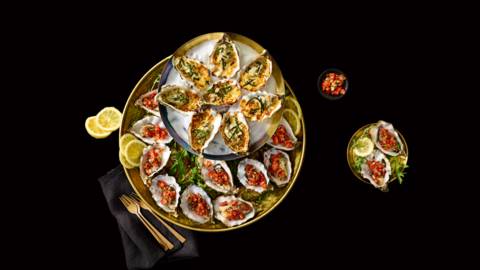 Oesters met zeekraal en tomatensalsa en gegratineerde oesters met Parmezaanroom