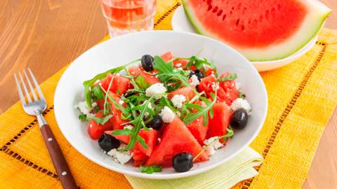 Salade van watermeloen, feta en zwarte olijven