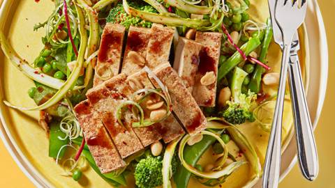 Salade met tofu, groene voorjaarsgroente en sojadressing