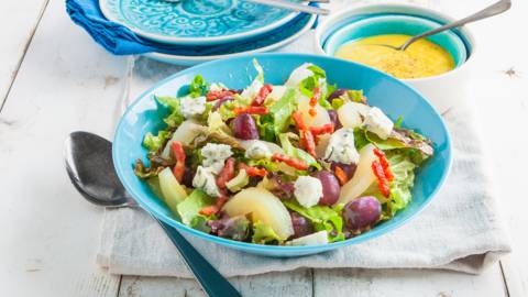 Salade van peer en druif met blauwe kaas