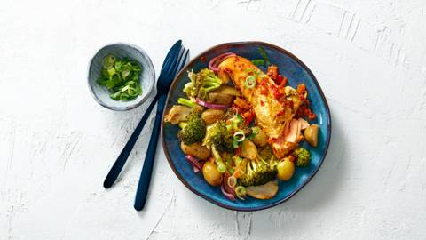Zalm uit de oven met sambalmarinade en krieltjes, broccoli en Chinese kool