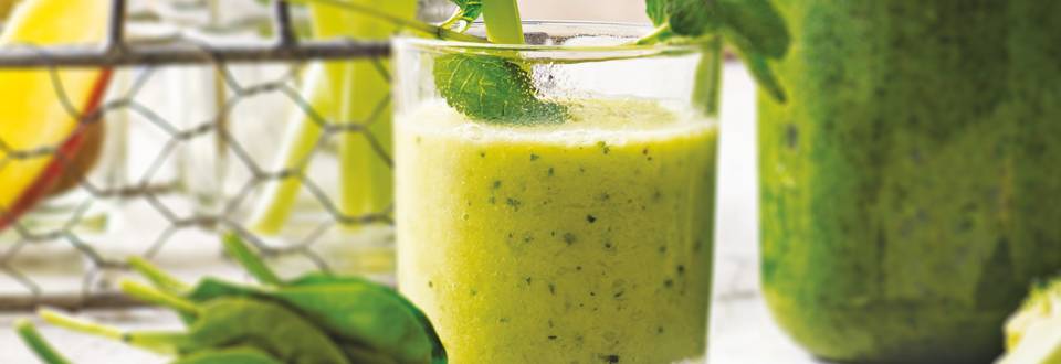 Groene smoothie met ananas, munt, yoghurt en avocado