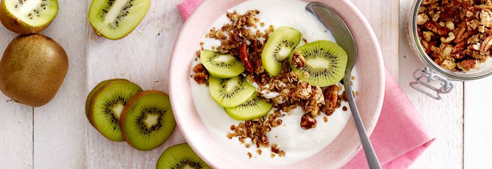 Yoghurtontbijt met kiwi, rozijnen en huisgemaakte noten-granola