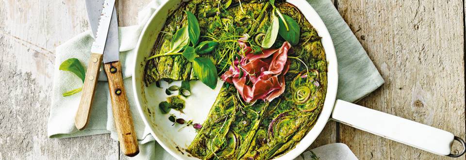 Lente-tortilla met groene groenten, verse kruiden en prosciutto di Parma