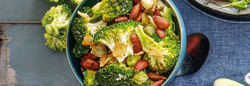 Gewokte broccoli met geroosterde amandelen en knoflook
