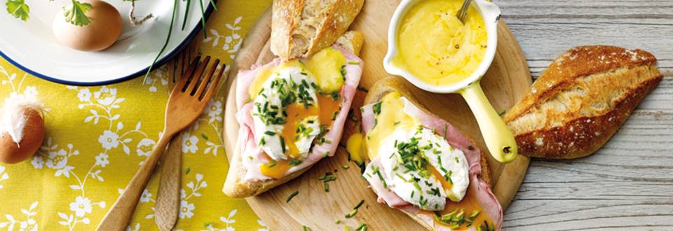 Gepocheerde eieren op luxe brood met ham en Hollandaise saus