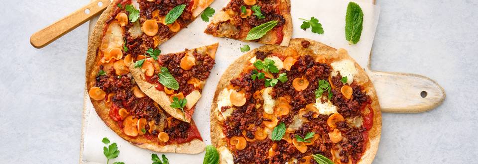 Wrap pizza met kruidig gehakt, wortel en mozzarella