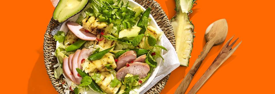 Salade met gerookte kip, gegrilde ananas, avocado, sugarsnaps en frisse kruiden