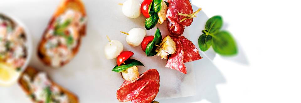 Italiaans spiesje met salami, tomaat, basilicum en mozzarella