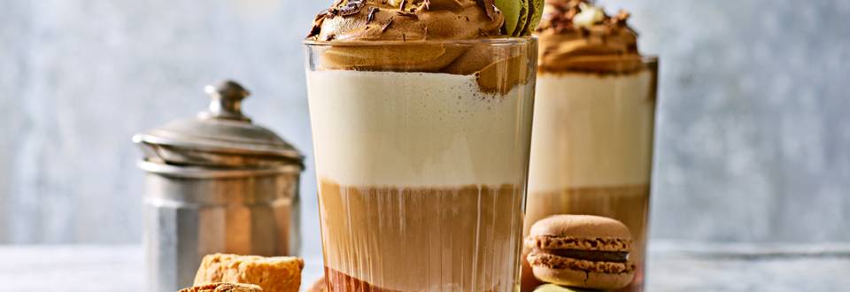 Chocolade dalgota latte met pure chocolade en macarons